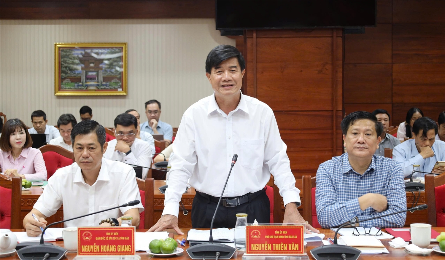 Phó Chủ tịch UBND tỉnh Đắk Lắk Nguyễn Thiên Văn trao đổi tại buổi làm việc (Ảnh: Lê Hường)