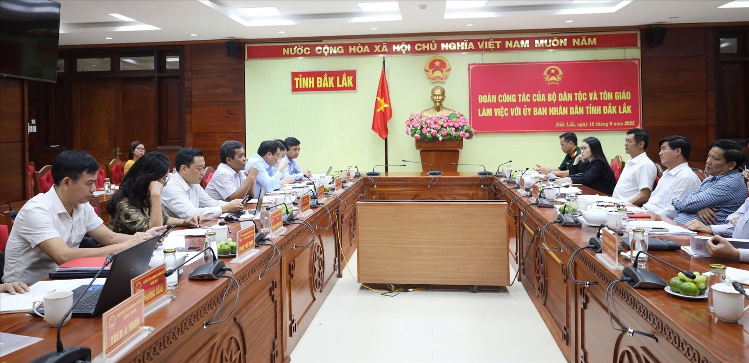 Đoàn công tác Bộ Dân tộc và Tôn giáo làm việc với UBND tỉnh Đắk Lắk (Ảnh: Lê Hường)
