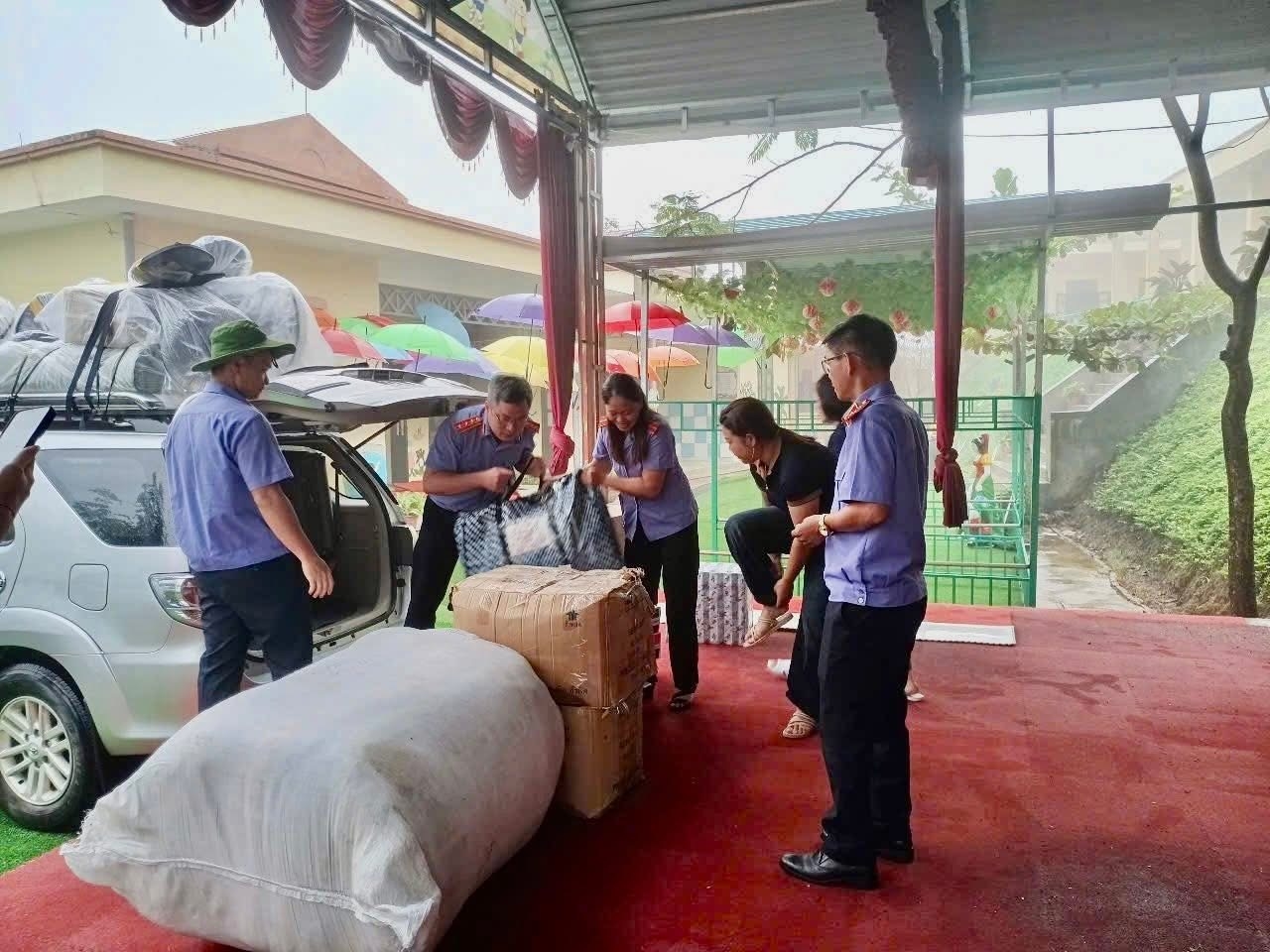 Các phần quà được trao tặng vô cùng thiết thực, bao gồm: 50 hộp dụng cụ học sinh,17 hộp chì màu, 300 quyển tập tô chữ, 100 vở ô li, 20 chăn bông và 20 chiếu ấm áp,3 thùng xốp lót sàn,1 tạ gạo, 5 thùng mì tôm,10 chiếc quạt mát (đã được vận chuyển đến trường trước đó), cùng nhiều bút, chì, tẩy và các đồ dùng học tập thiết yếu khác...