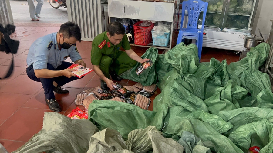 Đây là loại thực phẩm phổ biến tại các quán vỉa hè, thường được gọi là “lạp xưởng Hà Khẩu nướng đá”.