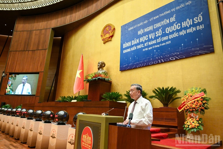 Tổng Bí thư Tô Lâm biểu dương Đảng ủy và lãnh đạo Quốc hội đã chỉ đạo triển khai phong trào “Bình dân học vụ số – Quốc hội số” một cách bài bản, khoa học, hiệu quả và sát với nhu cầu thực tiễn của từng đơn vị. (Ảnh: DUY LINH)