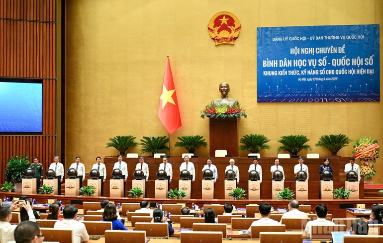 Tổng Bí thư Tô Lâm, Thủ tướng Chính phủ Phạm Minh Chính, Chủ tịch Quốc hội Trần Thanh Mẫn cùng các đồng chí lãnh đạo, Đảng, Nhà nước, Quốc hội thực hiện nghi thức bấm nút khai trương Nền tảng “Bình dân học vụ số - Quốc hội số"". (Ảnh: DUY LINH)