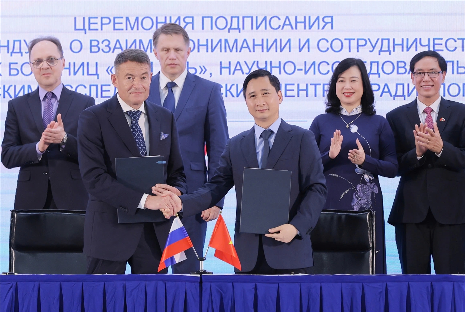 Ông Kaprin Andrey Dmitrievich - Tổng giám đốc Trung tâm Y học Quốc gia về Xạ trị - Viện Hertsen Liên bang Nga trao đổi văn kiện hợp tác với ông Ngô Chí Dũng, Chủ tịch HĐQT Hệ thống BVĐK Tâm Anh và Viện Nghiên cứu Tâm Anh (TAMRI) tại lễ ký kết chiều 12.9 ẢNH: TÂM ANH