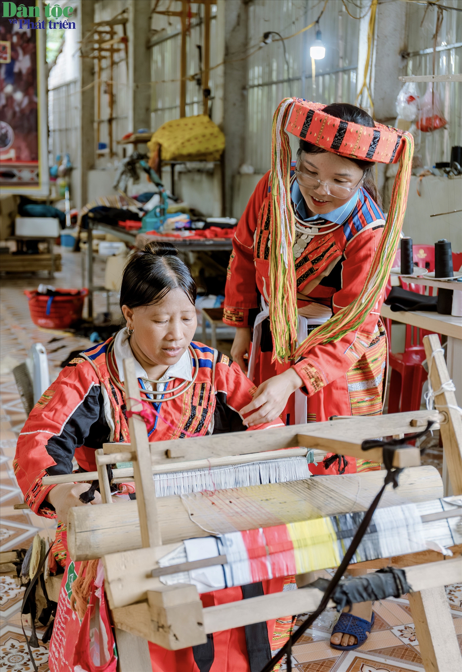 Minh chứng rõ nét cho nỗ lực gìn giữ nghề truyền thống của người Pà Thẻn ở Tân Trịnh là câu chuyện của chị Tải Thị Mai, Chủ nhiệm Hợp tác xã (HTX) Thổ cẩm Pà Thẻn, thôn My Bắc. 