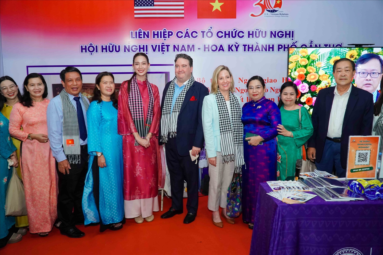 Các đại biểu tham quan, giao lưu tại các gian hàng