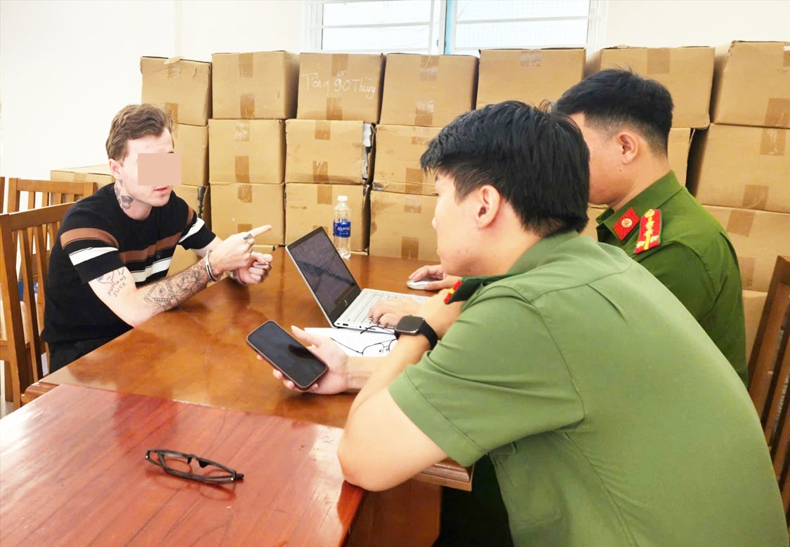 Công an đang lấy lời khai đối với Vernazz Joseph Alexander. (Ảnh Công an cung cấp)