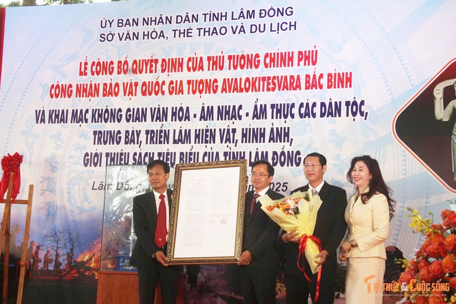 Lãnh đạo tỉnh và Bảo tàng Lâm Đồng đón nhận Quyết định của Thủ tướng Chính phủ, công nhận Bảo vật Quốc gia Tượng Avalokitesvara Bắc Bình. (Ảnh: Tri thức & Cuộc sống)