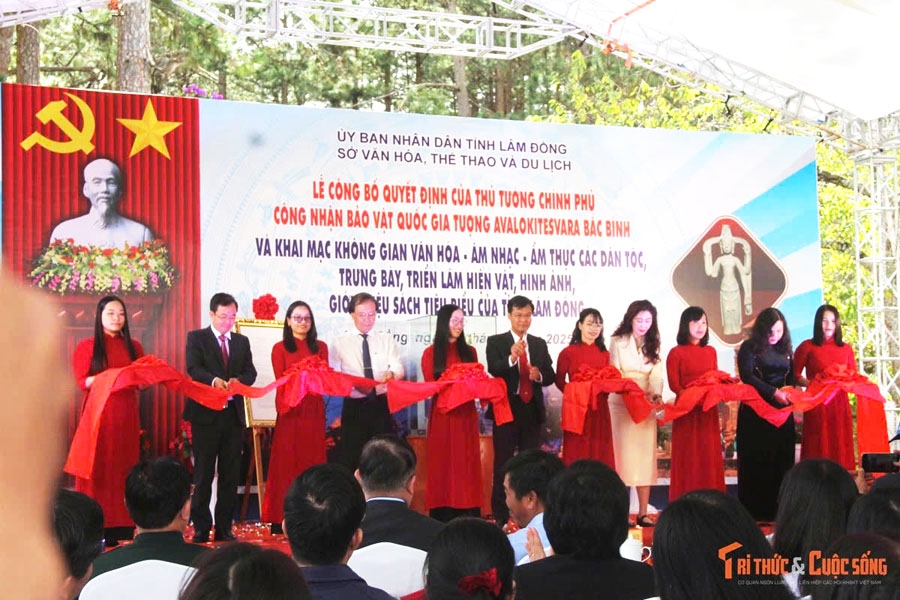 Đại biểu cắt băng khai mạc không gian trưng bày, triển lãm chuyên đề tại Bảo tàng Lâm Đồng. (Ảnh: Tri thức & Cuộc sống)