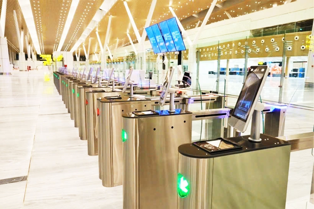 Khu vực kiểm tra an ninh bố trí các thiết bị nhận diện khuôn mặt kết hợp quét thẻ CCCD để qua cửa tự động tại Nhà ga T3, sân bay Tân Sơn Nhất. (Ảnh: Hà An)