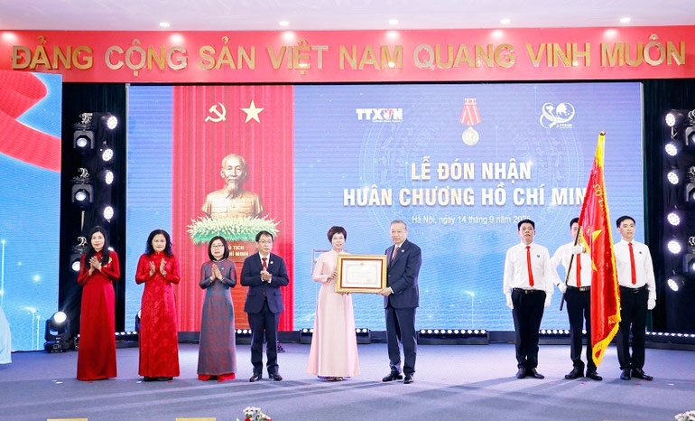 Tổng Bí thư Tô Lâm trao Huân chương Hồ Chí Minh lần thứ ba cho TTXVN. (Ảnh: Doãn Tấn/TTXVN) 