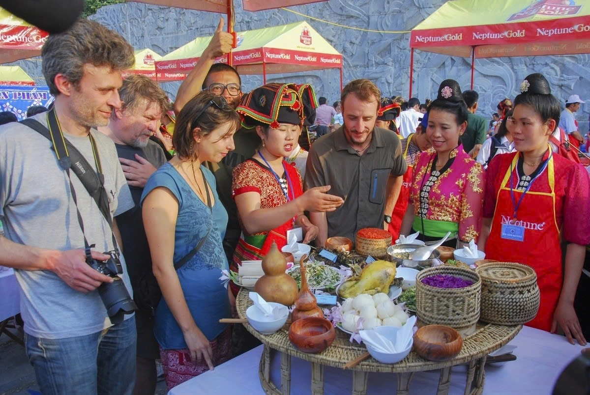 Festival còn có hàng loạt hoạt động trải nghiệm, như: liên hoan ẩm thực Tây Bắc, triển lãm ảnh “Sắc màu Tây Bắc”