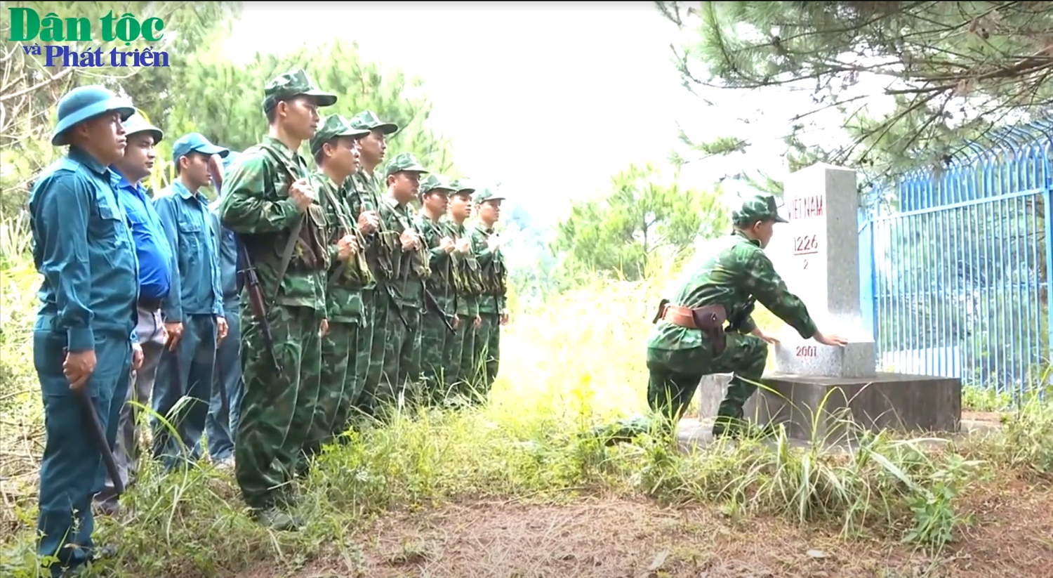 Cán bộ chiến sĩ Đồn Biên phòng cửa khẩu Chi Ma phối hợp với dân quân kiểm tra đường biên mốc giới