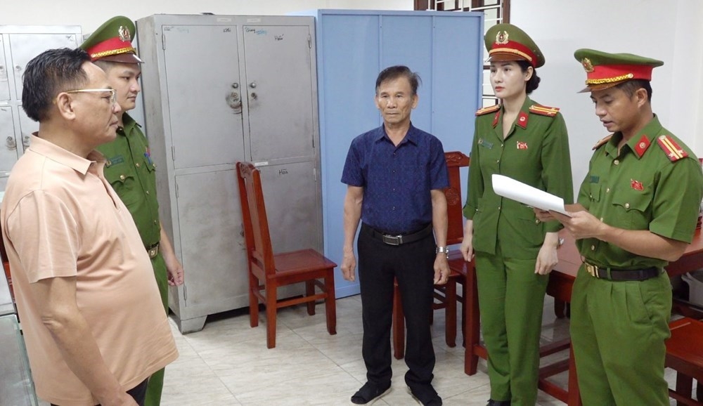 Cơ quan Cảnh sát điều tra Công an tỉnh Thanh Hoá thi hành Lệnh bắt ông Cao Tiến Đoan. Ảnh: Công an Thanh Hoá