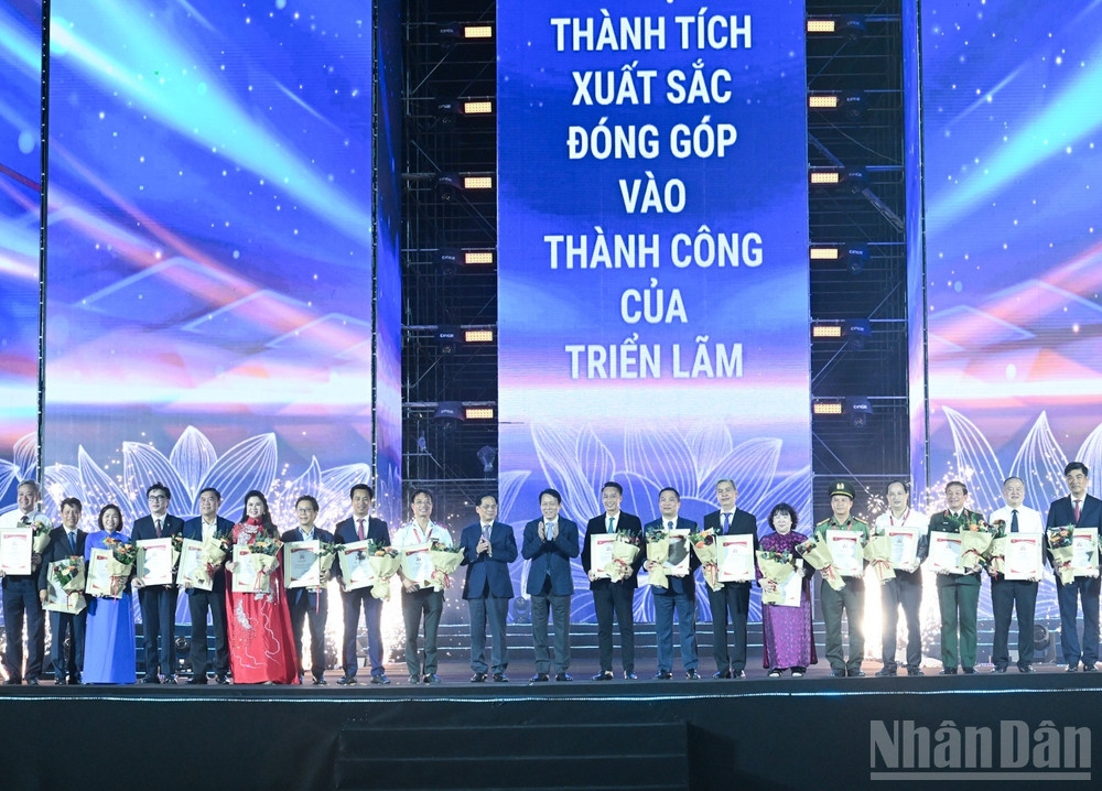 Bộ trưởng Công an Lương Tam Quang trao giải thưởng ""Không gian trưng bày tiêu biểu" tặng các đơn vị. (Ảnh: TRẦN HẢI)
