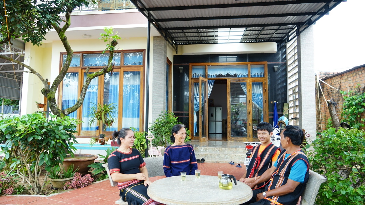 Với tinh thần "dám nghĩ, dám làm", ông Ker luôn nhiệt tình vận động, hướng dẫn bà con thay đổi nếp nghĩ, cách làm, vươn lên làm giàu trên quê hương mình