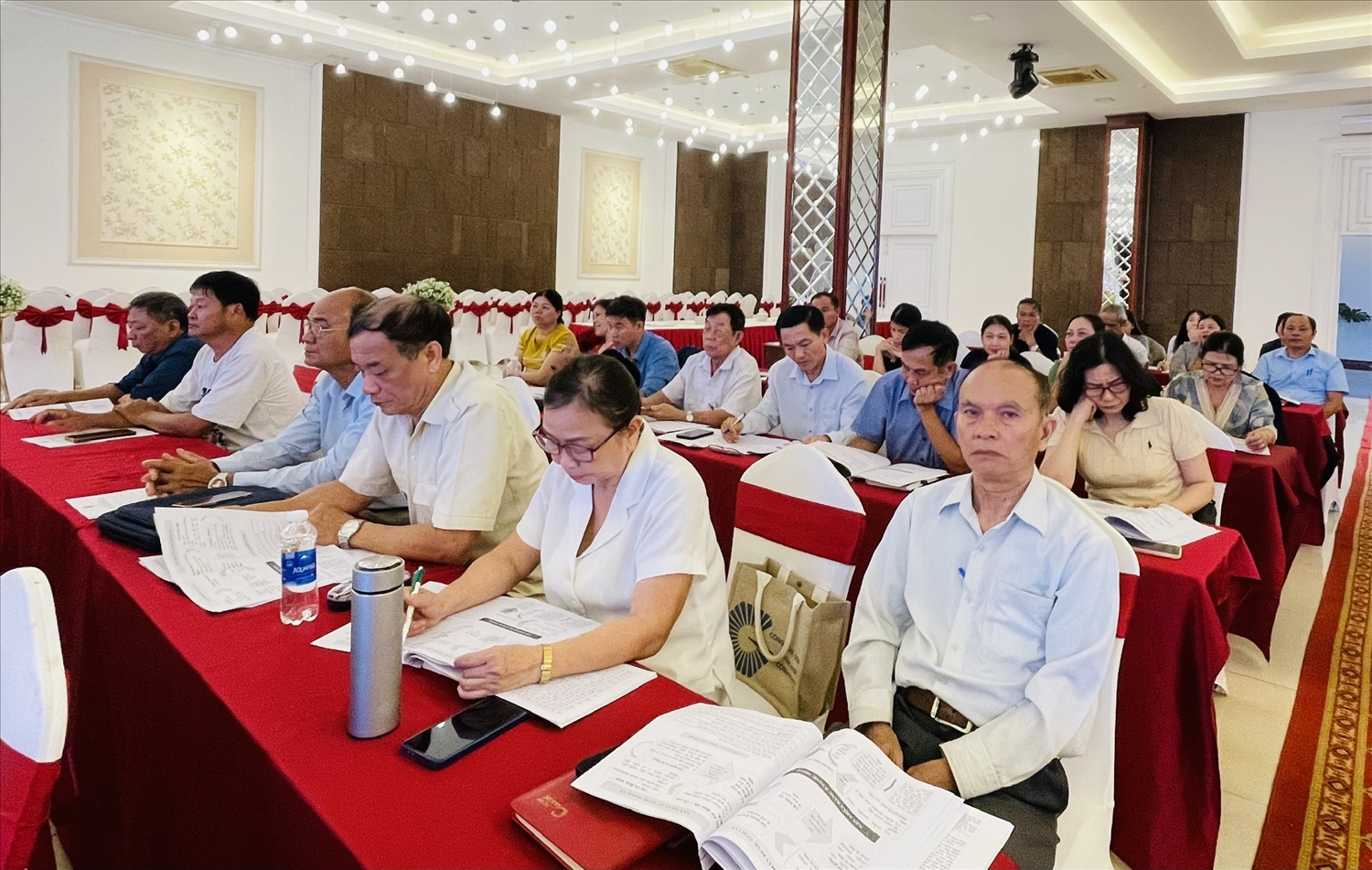 Các đại biểu là trưởng thôn, tổ trưởng tổ dân phố, Người có uy tín, hòa giải viên tham gia hội nghị