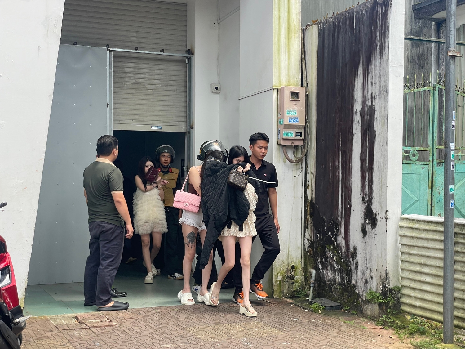 Các đối tượng "bay lắc" được đưa về trụ sở Công an để xử lý (Ảnh H.N)