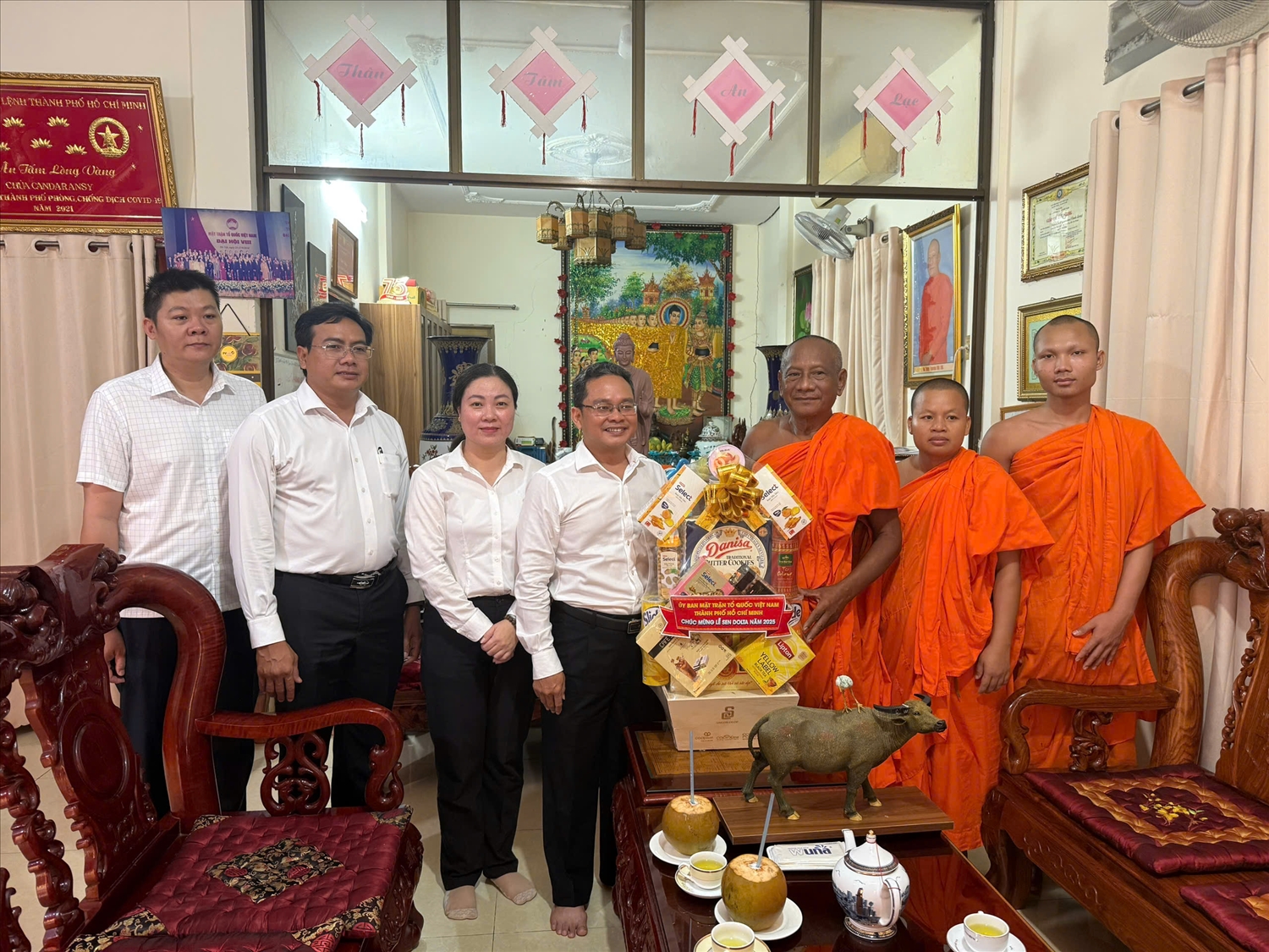 Lãnh đạo MTTQ Việt Nam TP.HCM thăm, tặng quà tại chùa Chantarangsay