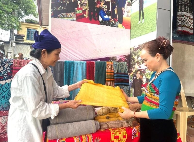 Chợ là kênh quảng bá hiệu quả các sản phẩm đặc trưng của đồng bào các DTTS.(ảnh chợ phiên Phố Đoàn). Ảnh N.H