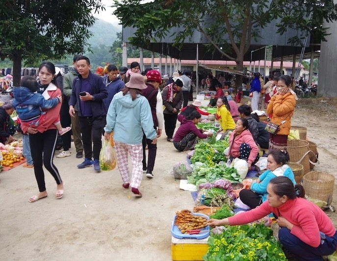 Chợ phiên Na Mèo là nơi giao thương, trao đổi hàng hóa, thu hút du khách khi đến cửa khẩu, góp phần gắn kết tình hữu nghị biên giới Việt – Lào. Ảnh: N.H