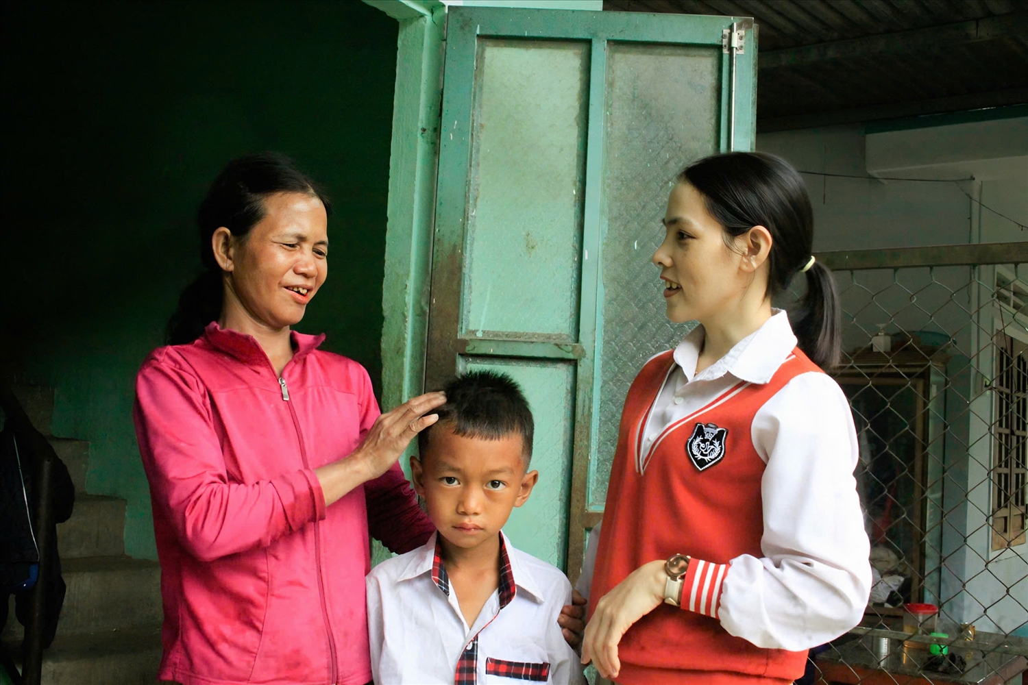 Cô giáo Đinh Thị Kem (bên phải) đến nhà vận động học sinh Lê Minh Sơn đến lớp