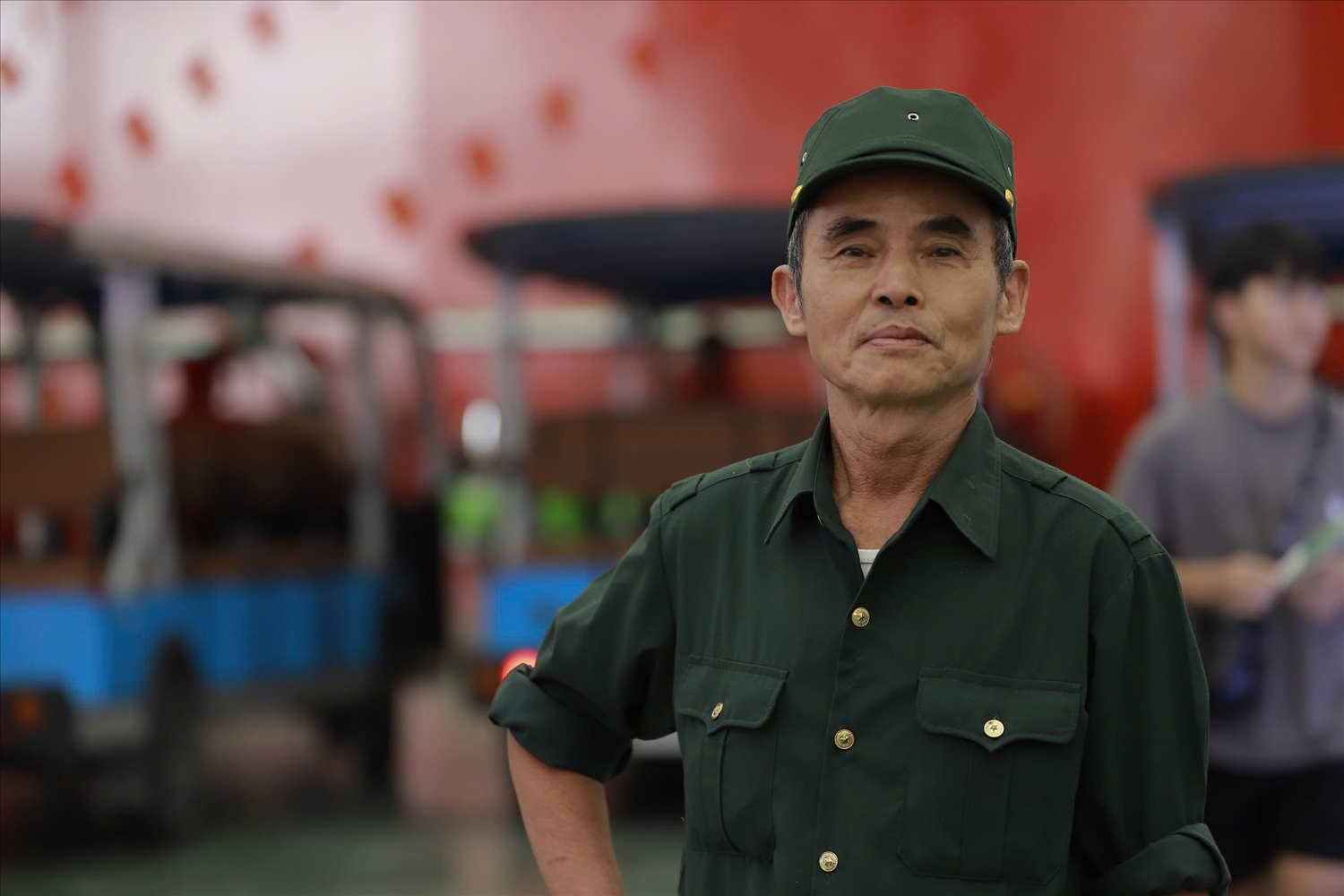 Cựu chiến binh Nguyễn Quý Xuyên (67 tuổi, xã Đa Phúc, Hà Nội), chiến sỹ của sư đoàn 314 tham gia cuộc chiến đấu bảo vệ biên giới phía Bắc xúc động khi tham quan triển lãm