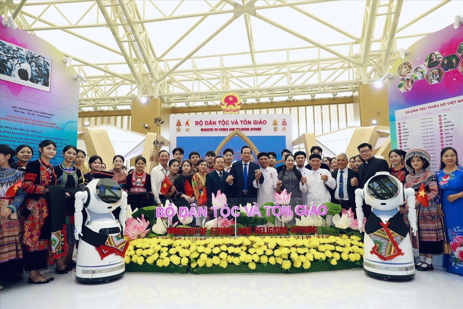 Bộ trưởng Bộ Dân tộc và Tôn Giáo Đào Ngọc Dung; Thứ trưởng Nông Thị Hà; cùng các đại biểu chụp ảnh lưu niệm tại Khu triển lãm. (Ảnh: Tuấn Ninh)
