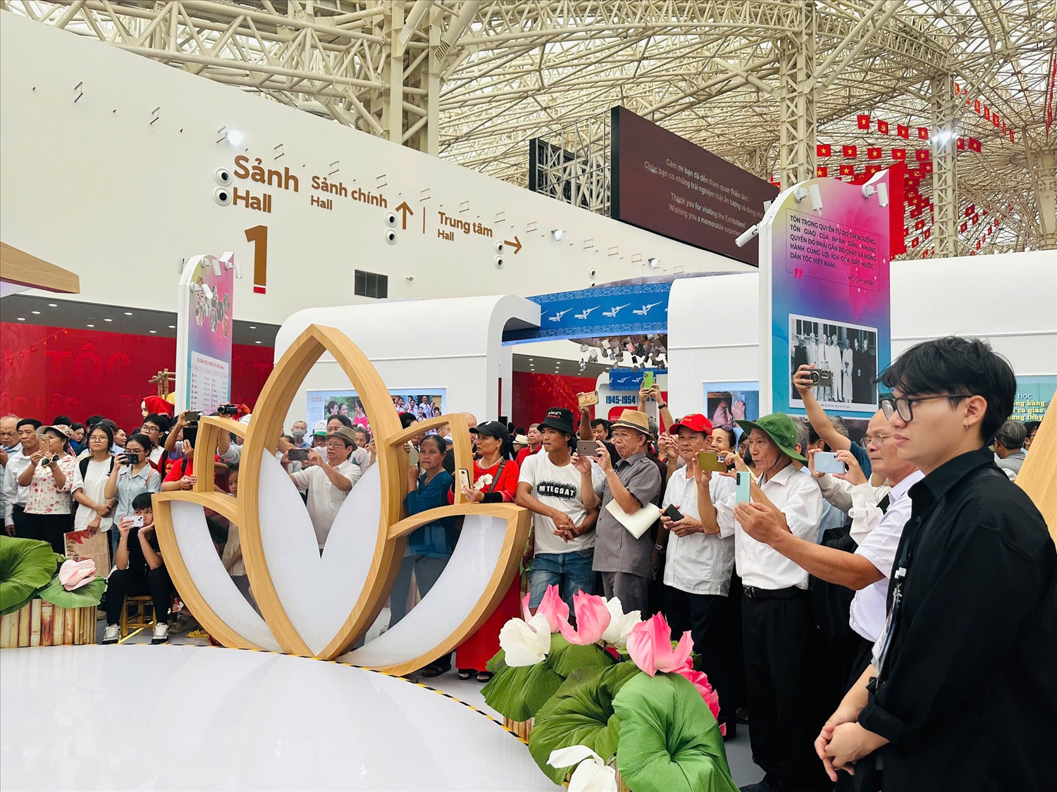 Trong những ngày diễn ra Triển lãm, khu trưng bày của Bộ Dân tộc và Tôn giáo thu hút đông đảo Nhân dân tham quan, trải nghiệm. 