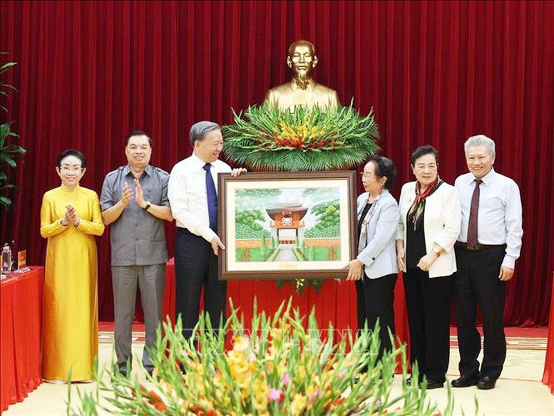 Tổng Bí thư Tô Lâm tặng bức tranh lưu niệm cho Hội Khuyến học Việt Nam - Ảnh: Thống Nhất/ TTXVN