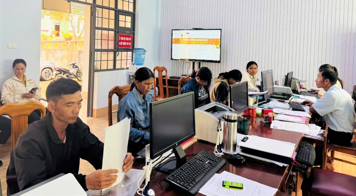Xã Kon Đào cử cán bộ về trụ sở các xã cũ tiếp nhận hồ sơ đã tạo điều kiện thuận lợi cho đồng bào DTTS giải quyết các thủ tục hành chính. (Ảnh: Ngọc Chí)