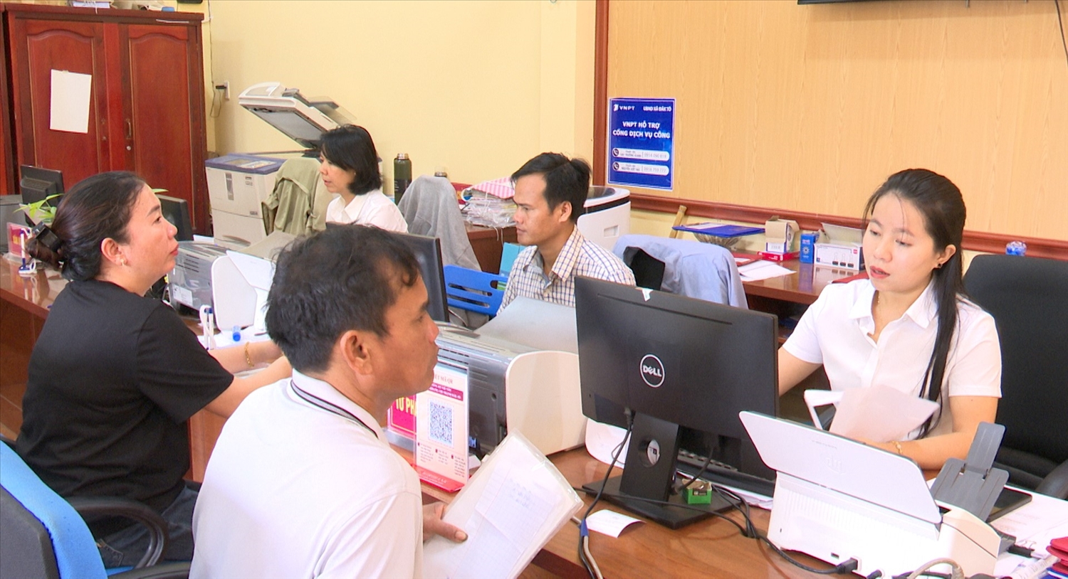 Trung tâm phục vụ hành chính công xã Đăk Tô tiếp nhận khoảng 50 bộ hồ sơ mỗi ngày và giải quyết kịp thời cho người dân. (Ảnh: Ngọc Chí)