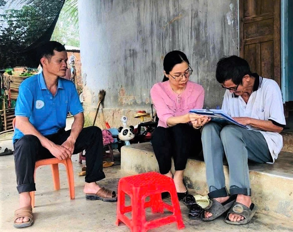 Cán bộ Trung tâm phục vụ hành chính công xã Đăk Mar đến tận nhà giúp các hộ đồng bào DTTS già yếu, neo đơn thực hiện thủ tục xác lập hồ sơ hưởng chế độ trợ cấp hưu trí. (Ảnh: UBND xã Đăk Mar)