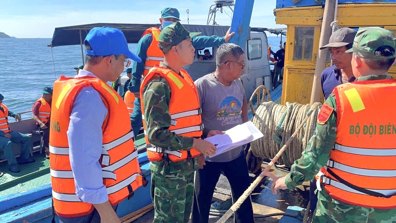 Lực lượng Biên phòng tuyên truyền nâng cao nhận thức, trách nhiệm của ngư dân, chủ các phương tiện trong khai thác hải sản đúng pháp luật