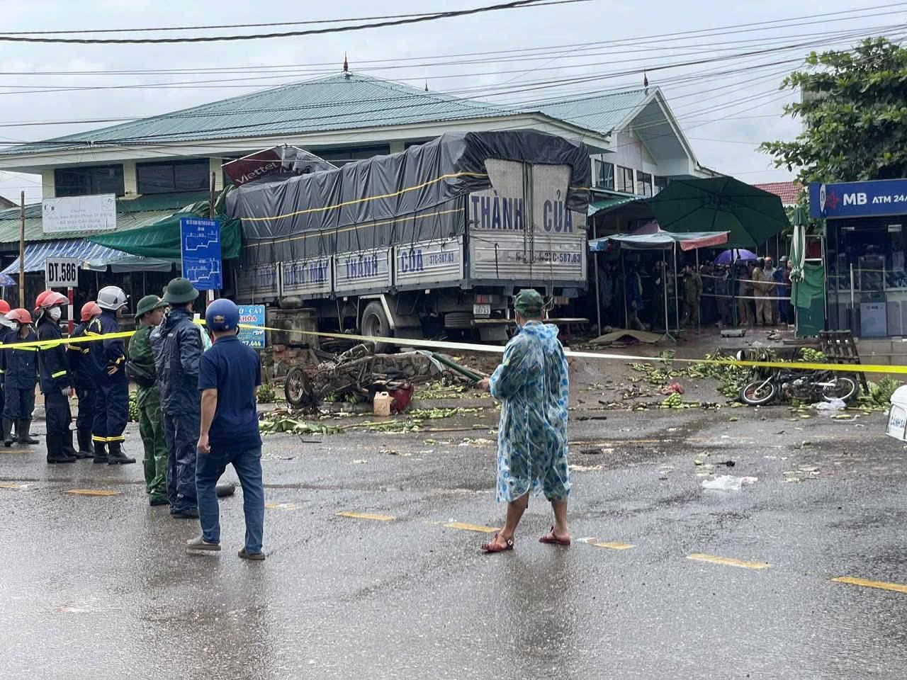 Ngay sau khi sự việc xảy ra, lực lượng chức năng và người dân địa phương đã khẩn trương phối hợp đưa những người bị thương đi cấp cứu tại Trung tâm y tế khu vực Hướng Hoá, đồng thời nỗ lực đưa thi thể các nạn nhân ra khỏi nơi mắc kẹt.