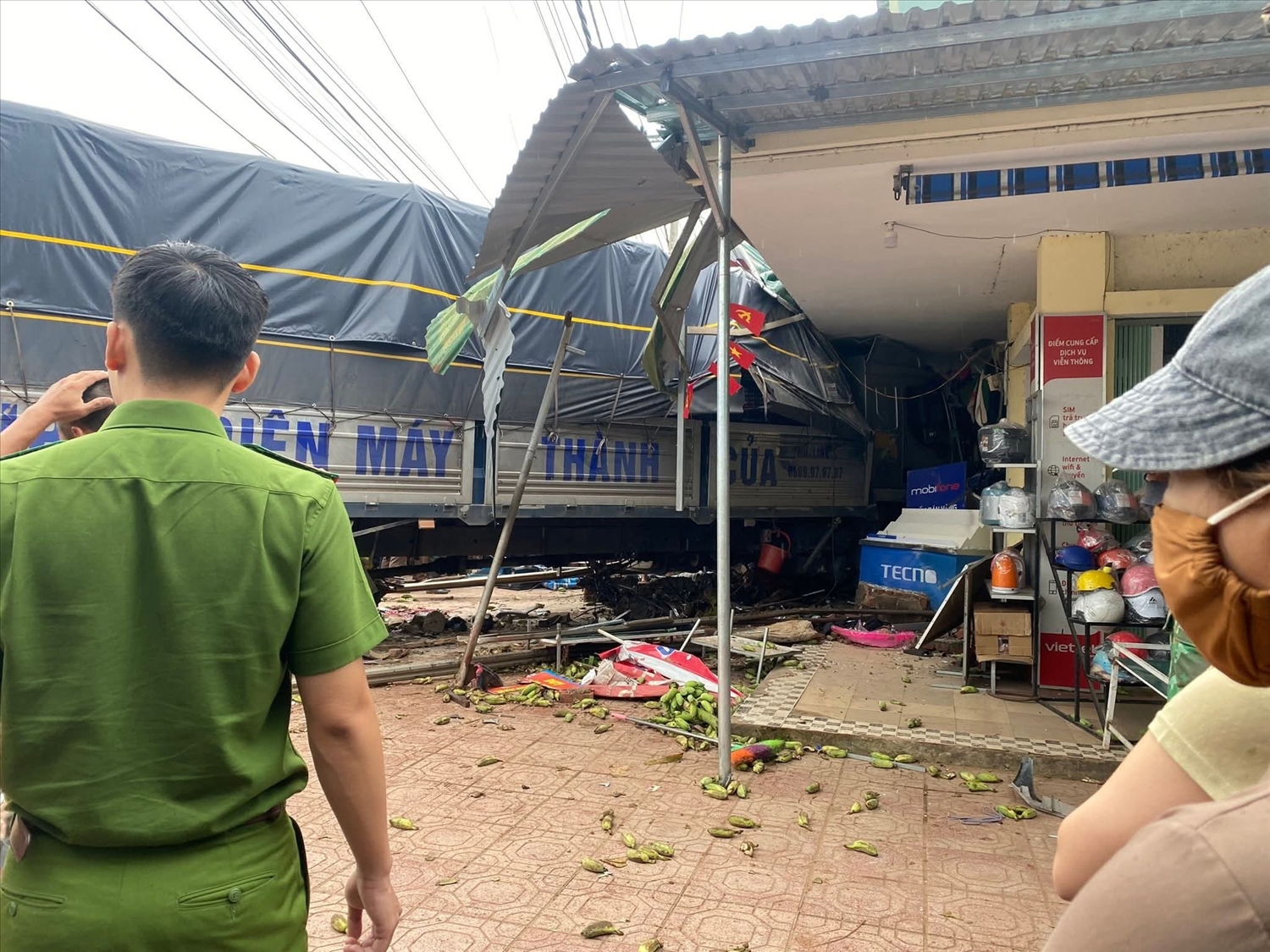 Lãnh đạo xã Lao Bảo xác nhận, vụ tai nạn đã khiến nhiều người thương vong. Cụ thể, lực lượng chức năng ghi nhận tại hiện trường có ít nhất 3 người tử vong và 3 người khác bị thương.
