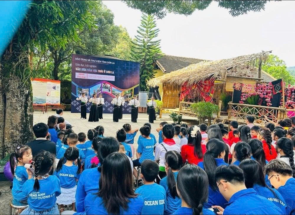 Nhiều hoạt động sôi nổi, đặc sắc, tái hiện không gian văn hóa Thái với nhà sàn, trưng bày thổ cẩm, khăn piêu