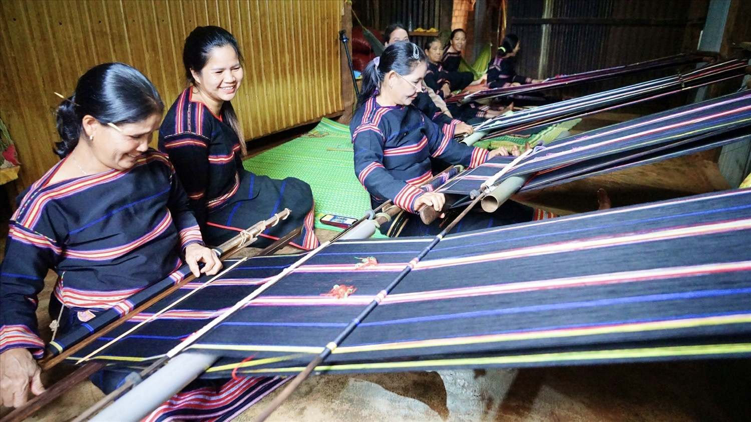 Phụ nữ Gia Rai làng Thơh Ga B khởi nghiệp từ nghề dệt thổ cẩm truyền thống