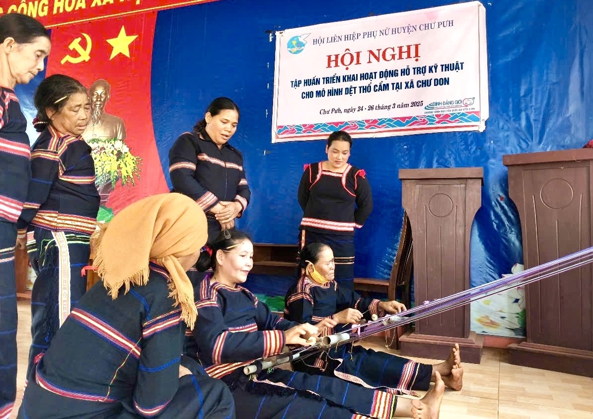 Các thành viên Mô hình dệt thổ cẩm làng Thơ Ga B được tập huấn, nâng cao tay nghề dệt thổ cẩm