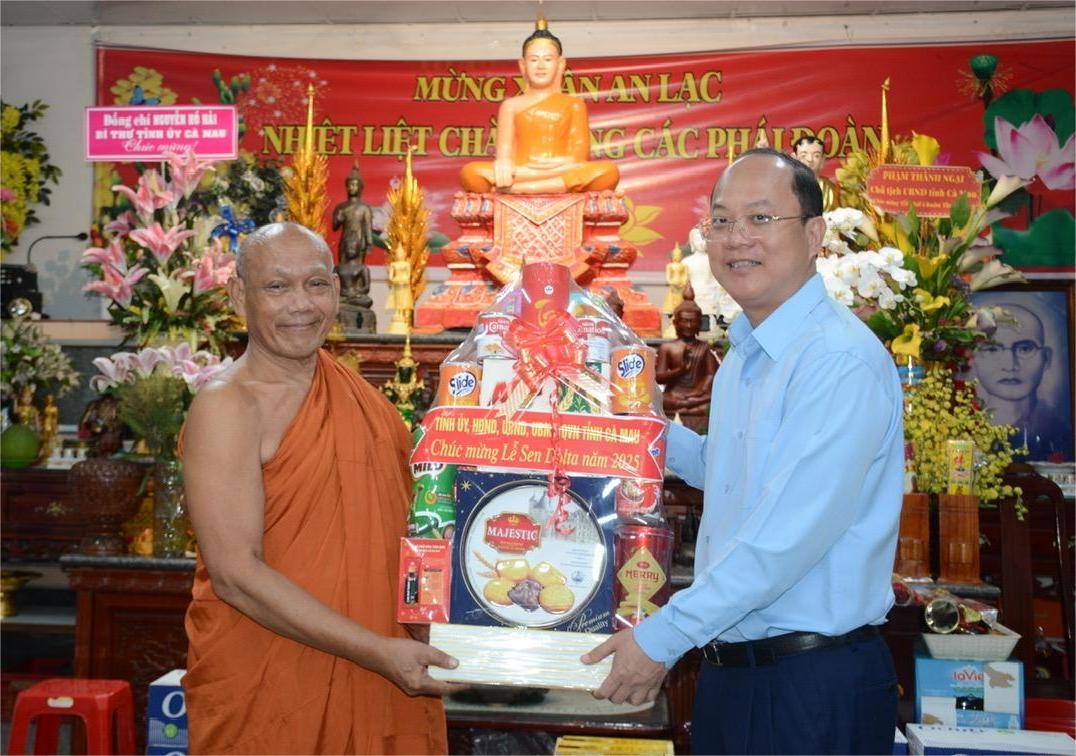 Bí thư Tỉnh ủy Cà Mau Nguyễn Hồ Hải trao quà Hội Đoàn kết sư sãi yêu nước tỉnh.