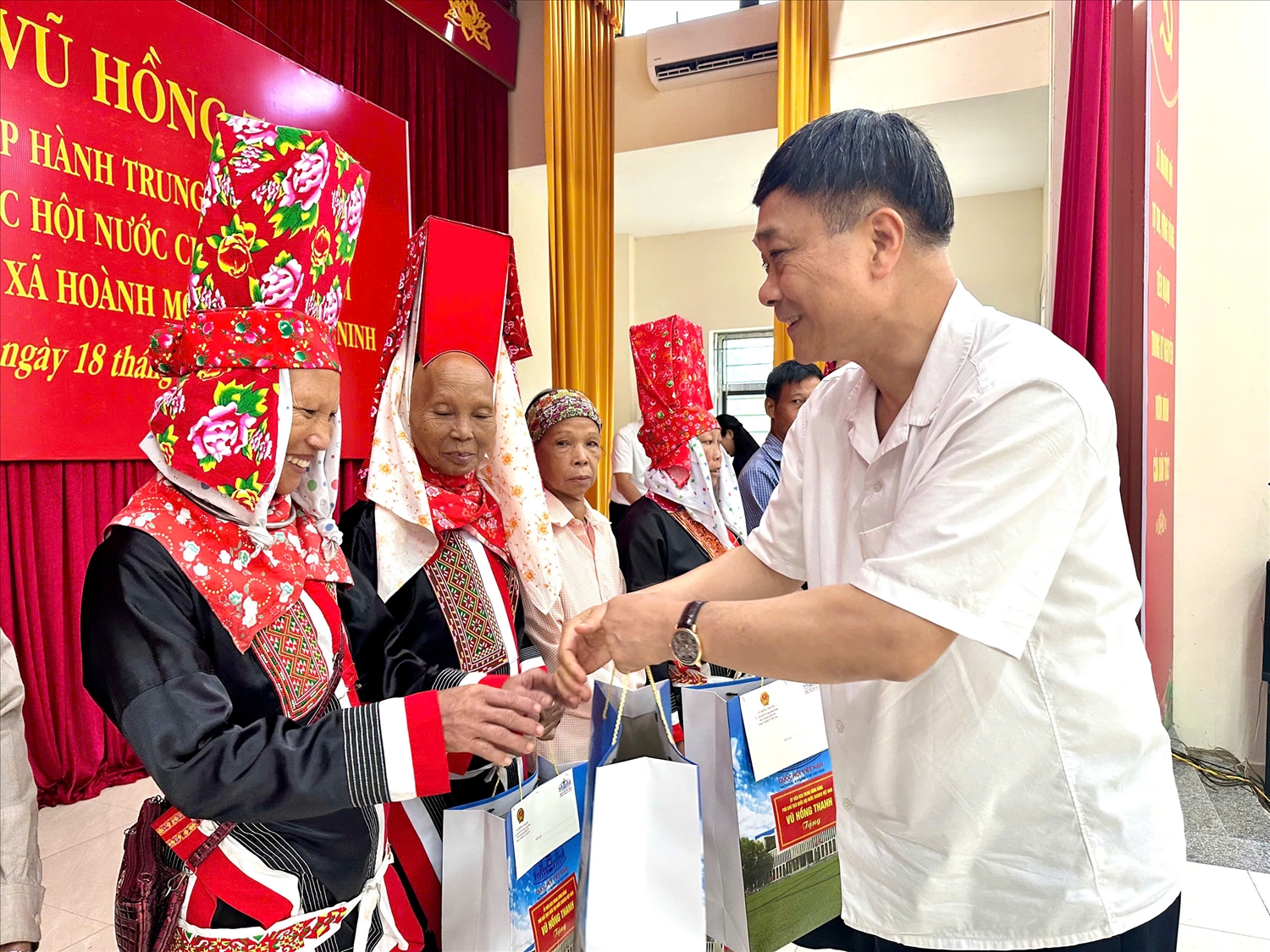 Phó Chủ tịch Quốc hội Vũ Hồng Thanh trao quà cho các hộ nghèo, gia đình chính sách (Ảnh: Mỹ Dung)