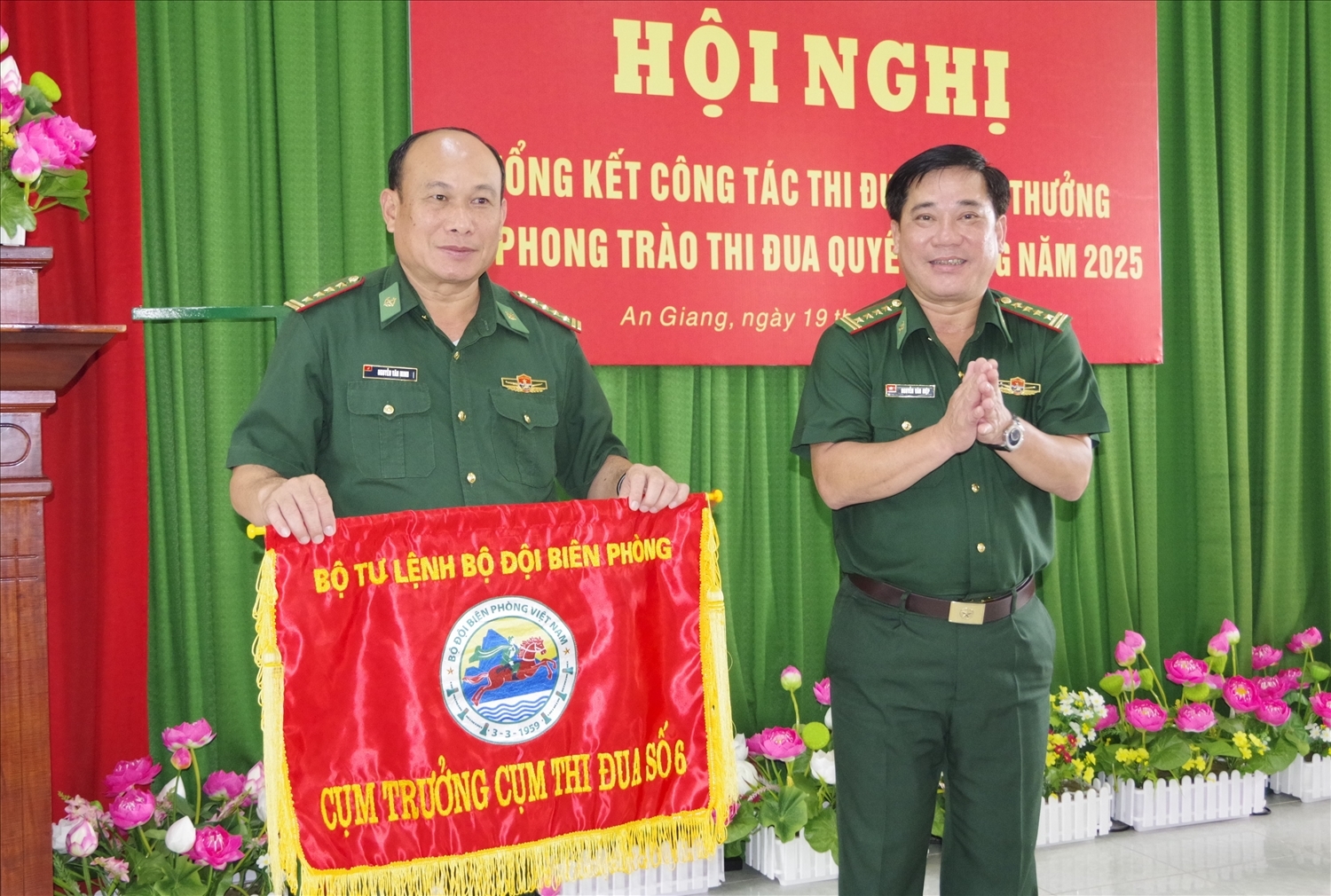 BĐBP An Giang đã bàn giao cờ luân lưu cụm trưởng cụm thi đua số 6 năm 2026 cho BĐBP Đồng Tháp 