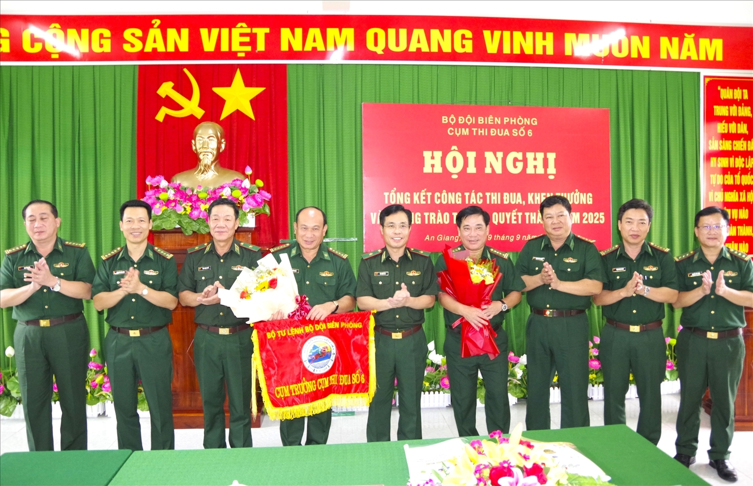 Các đại biểu chụp ảnh lưu niệm cùng Cụm trưởng Cụm thi đua số 6