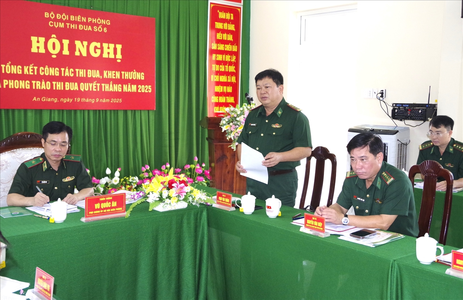 Đại tá Phạm Văn Thắng - Chỉ huy trưởng Ban Chỉ huy BĐBP An Giang, phát biểu ý kiến về đổi mới công tác thi đua 