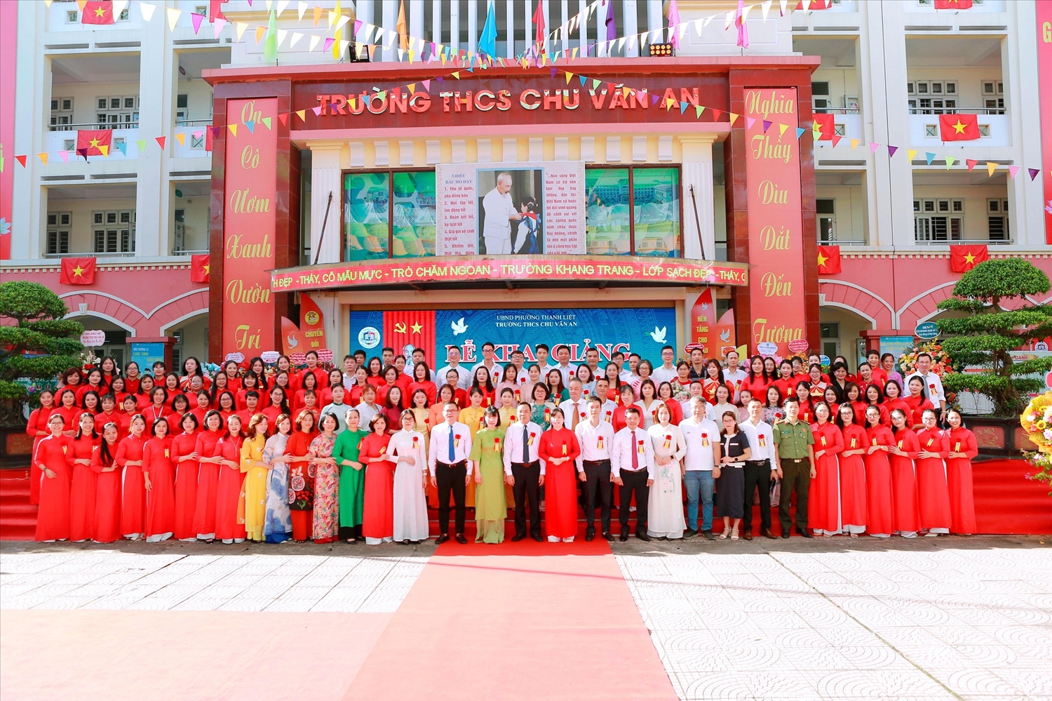 Tập thể giáo viên nhà trường