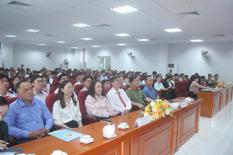Các đại biểu tham dự hội thảo