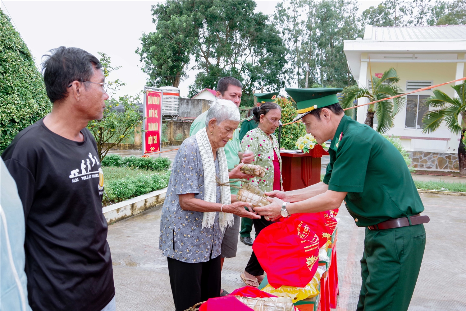  Đại tá Huỳnh Thanh Hùng, Chính ủy BĐBP TP. Cần Thơ trao những phần quà ý nghĩa, thiết thực để đồng bào vùng biển có một mùa Sene Dolta ấm áp 