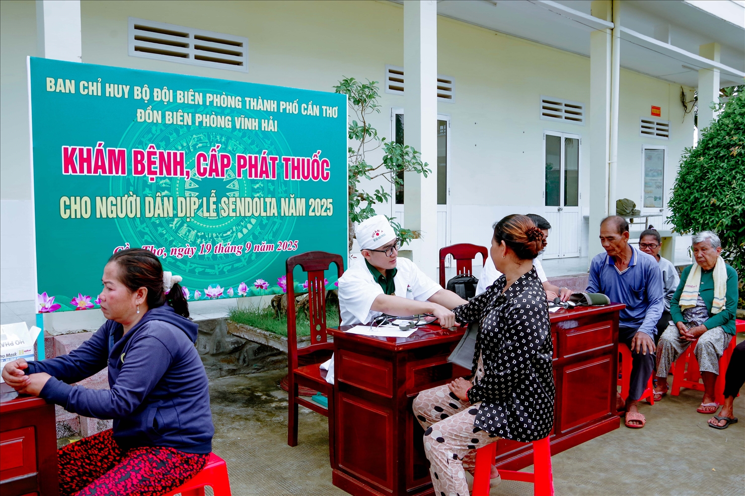 Quân y BĐBP TP. Cần Thơ khám bệnh cấp thuốc miễn phí cho đồng bào khu vực biên giới biển 