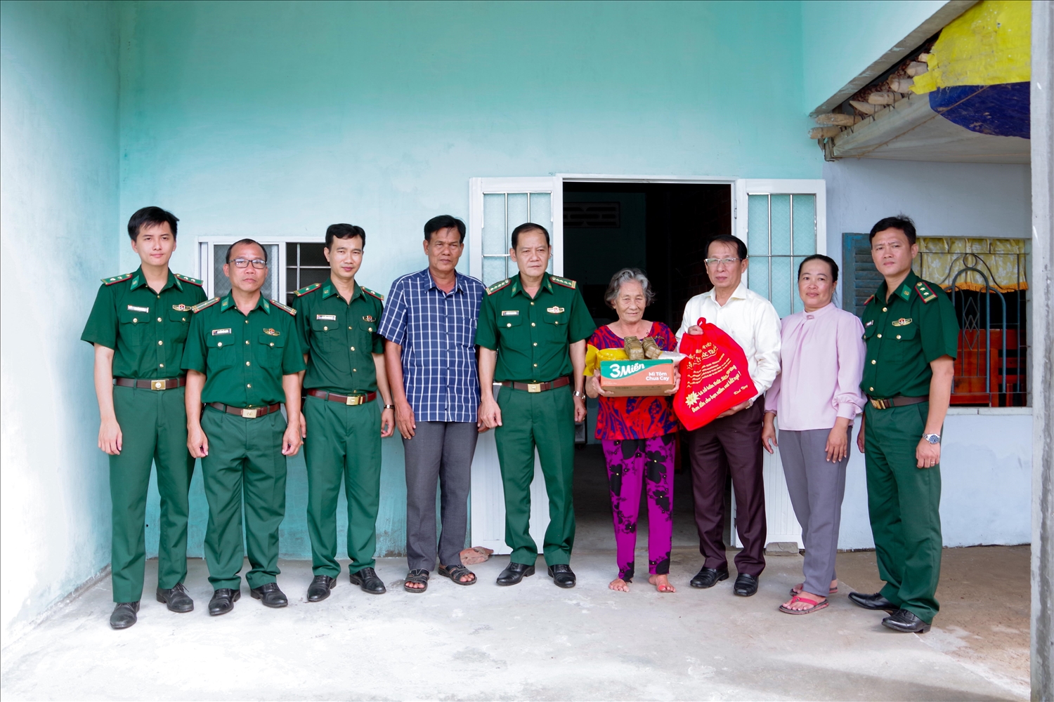 Lãnh đạo BĐBP TP. Cần Thơ và chính quyền địa phương đến tận nhà tặng quà chúc mừng Lễ Sene Dolta cho bà Thạch Thị Quyết - người già neo đơn xã Vĩnh Hải