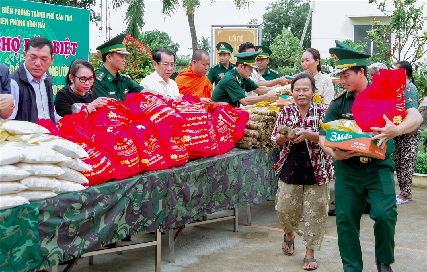 Đại tá Huỳnh Thanh Hùng, Chính ủy Ban Chỉ huy BĐBP TP. Cần Thơ và ông Lâm Dủ Nhơn, Chủ tịch Công ty xổ số kiến thiết Sóc Trăng tặng quà cho bà con tại chương trình
