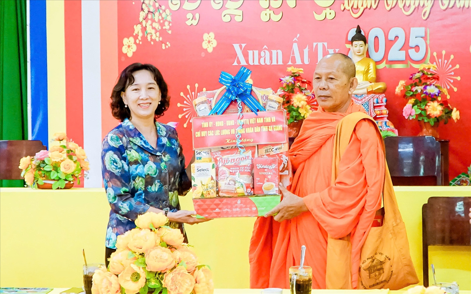 Bà Nguyễn Thị Minh Thúy, Phó Chủ tịch UBND tỉnh An Giang trao phần quà ý nghĩa mừng lễ Sene Dolta đến Hoà thượng Danh Đổng, Chủ tịch Hội đoàn kết SSYN tỉnh Hội 